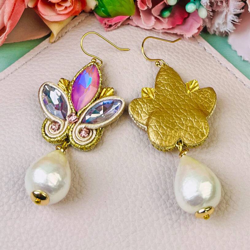 SchwesterSchwester Schöne Soutache-Ohrhänger in Flieder und Gold mit Baumwolltropfen Wochenangebot