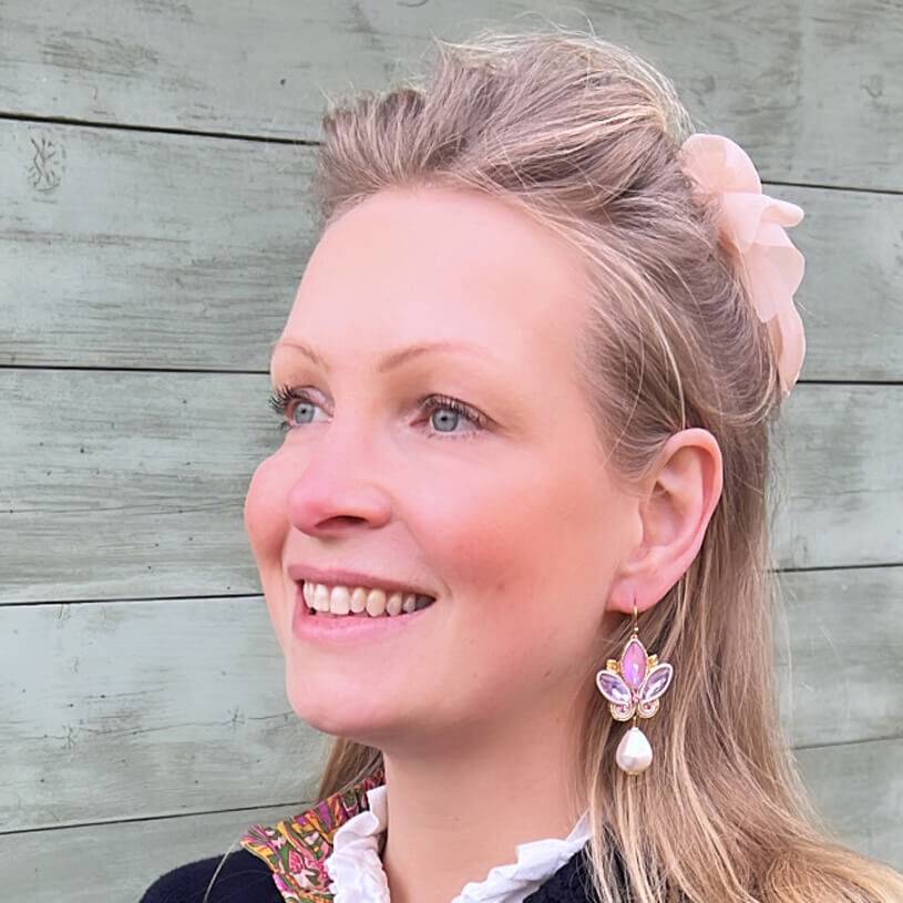 SchwesterSchwester Schöne Soutache-Ohrhänger in Flieder und Gold mit Baumwolltropfen Wochenangebot