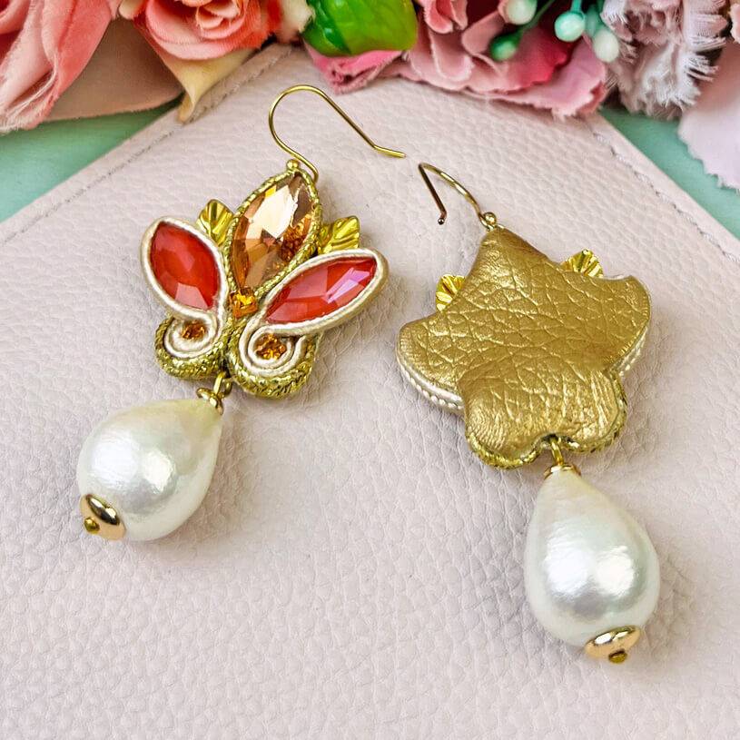 SchwesterSchwester Schöne Soutache-Ohrhänger in Gold und koralligem Pink mit Baumwolltropfen JETZT KAUFEN