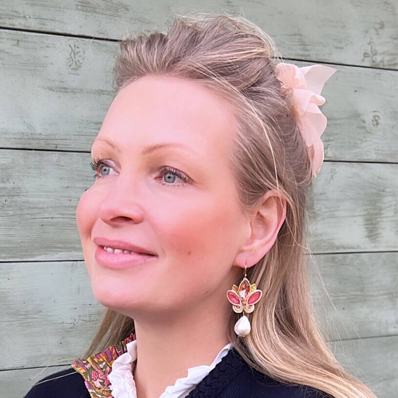 SchwesterSchwester Schöne Soutache-Ohrhänger in Gold und koralligem Pink mit Baumwolltropfen JETZT KAUFEN