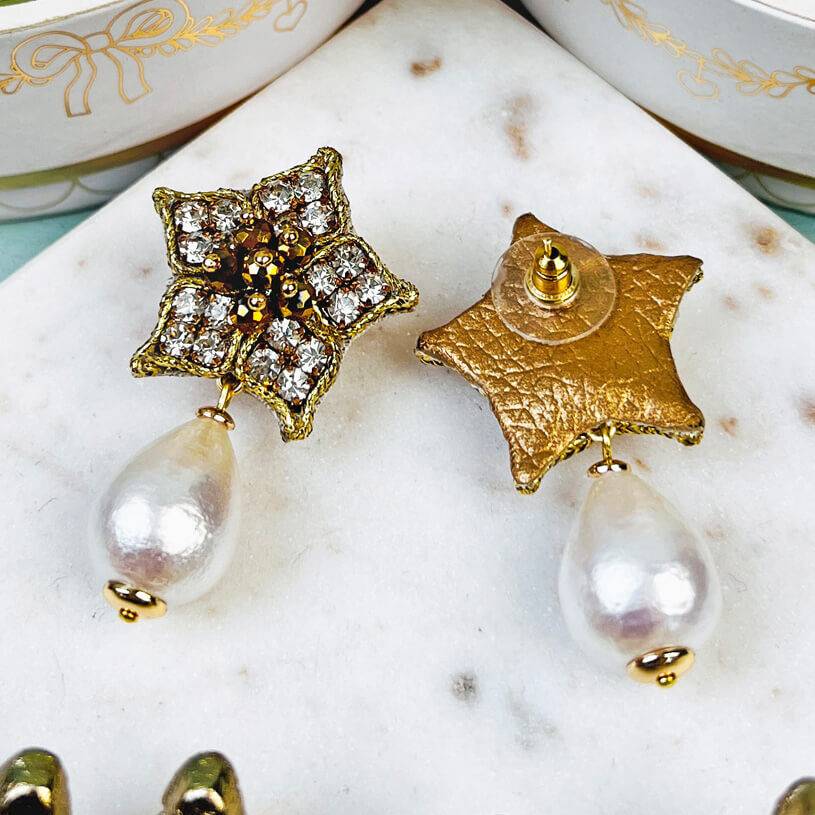 SchwesterSchwester Süße Blumen-Soutache-Ohrringe in Gold mit kleinen Baumwolltropfen Discount Store für neue Produkte