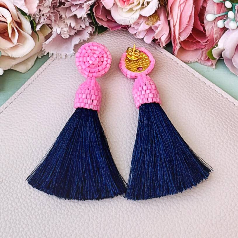 SchwesterSchwester Set aus rosa-dunkelblauen Perlen-Quastenohrringen und Samt-Haarreif in Dunkelblau Black Friday Preise