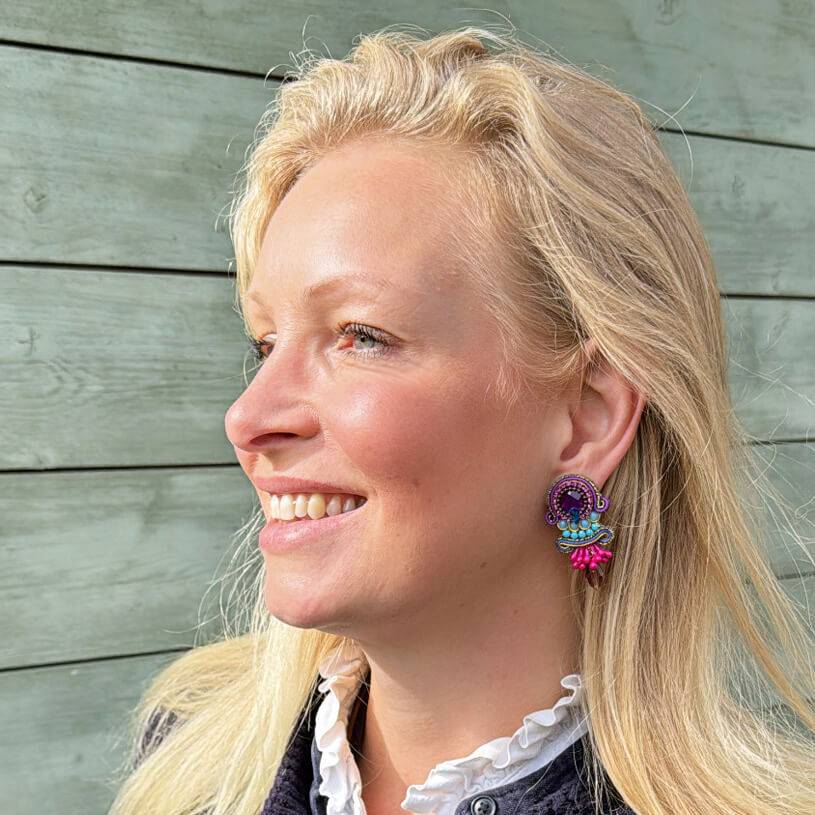 SchwesterSchwester Vorbestellbar - Kunstvolle Soutache-Ohrringe in Violett, Blau und Pink Rabatte dieses Monats