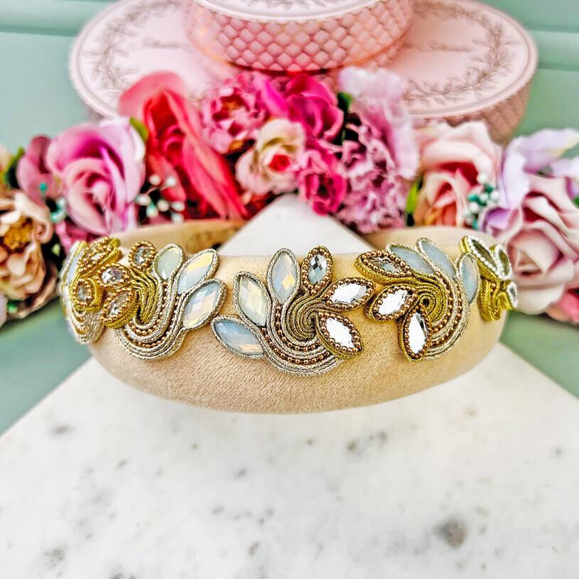 SchwesterSchwester Stoff-Haarreif in Creme mit Soutache-Applikationen in Champagner und Gold Blitzverkäufe