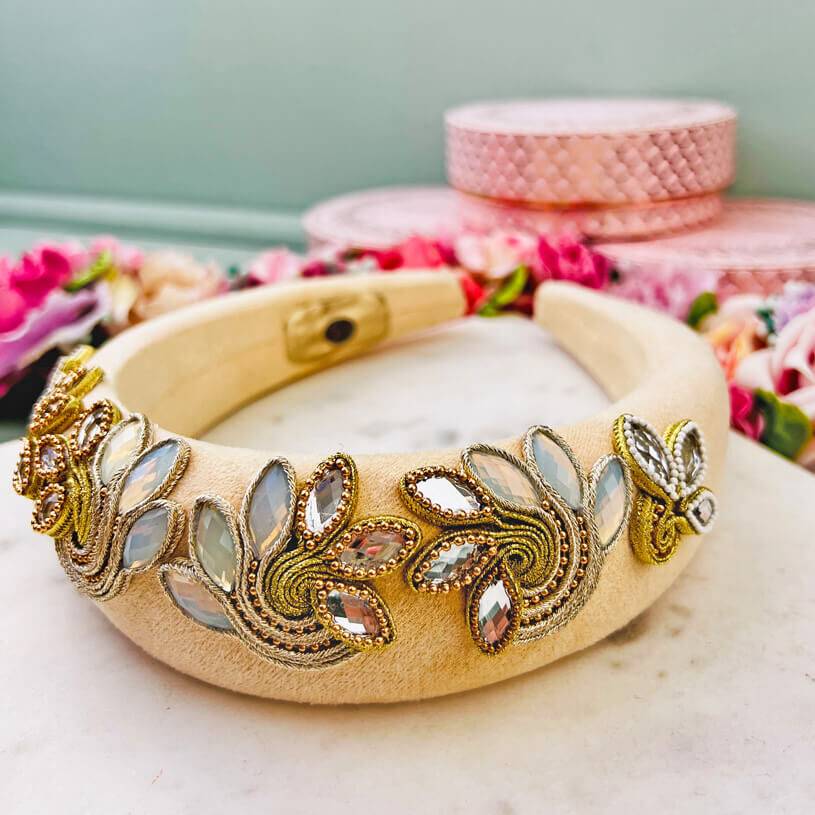 SchwesterSchwester Stoff-Haarreif in Creme mit Soutache-Applikationen in Champagner und Gold Blitzverkäufe