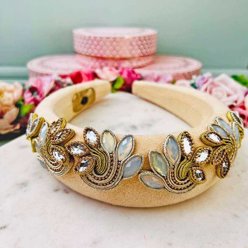 SchwesterSchwester Stoff-Haarreif in Creme mit Soutache-Applikationen in Champagner und Gold Blitzverkäufe