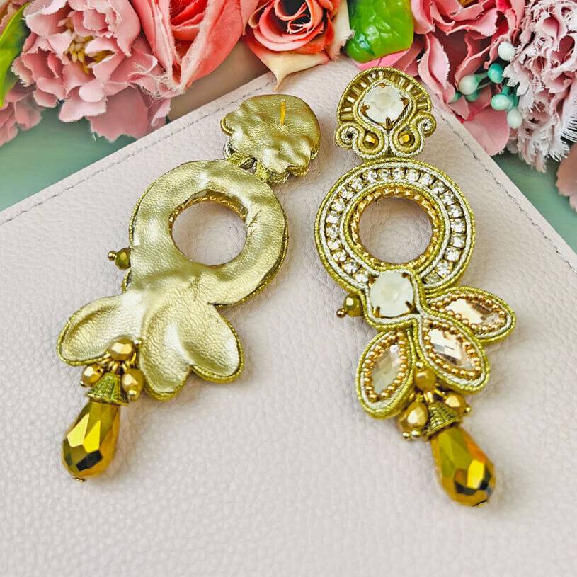 SchwesterSchwester Opulente Soutache-Ohrringe in Gold und Champagner Kostenloser Versand