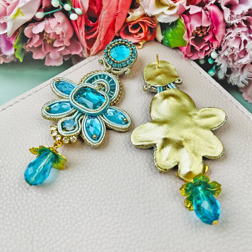 SchwesterSchwester Stilvolle Soutache-Ohrringe in zarten Hellblautönen mit Gold Limitierter Zeitrabatt