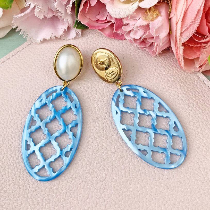 SchwesterSchwester Perlmuttfarbene Ohrstecker mit hellblauem Oval im Marrakesch Stil Sonderangebot