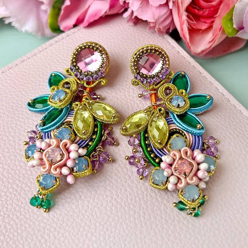 SchwesterSchwester Set aus Soutache-Ohrringen in pastelligen Farben und Satin-Haarreif in Hellblau Rabatt