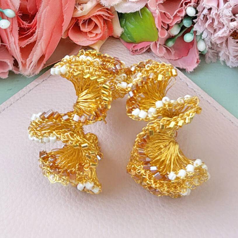 SchwesterSchwester Extravagante Statement-Ohrringe aus goldfarbenen Drähten und Perlen Versandkostenfrei