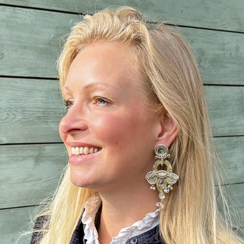 SchwesterSchwester Vorbestellbar - Geschwungene Soutache-Ohrstecker in Champagner Lagerräumung