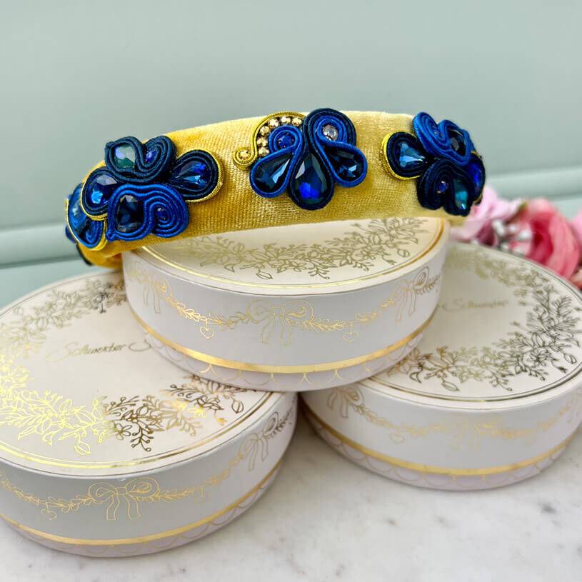 SchwesterSchwester Breiter Samt-Haarreif in Gelb mit Soutache-Applikationen in Dunkelblau Online Outlet