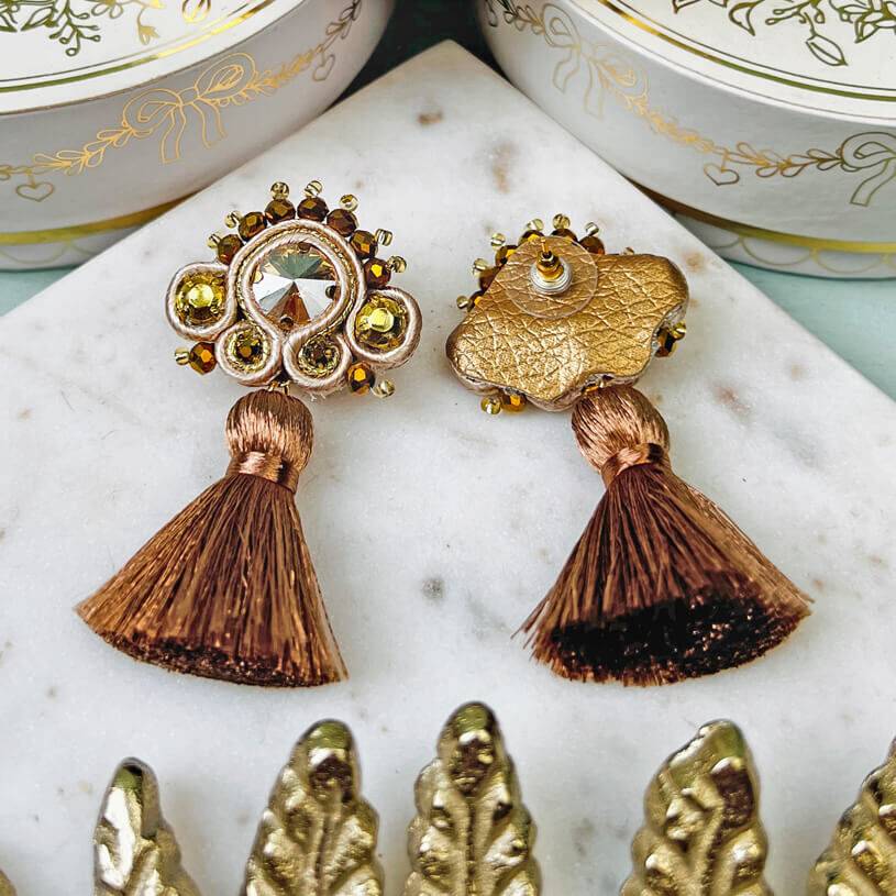 SchwesterSchwester Soutache-Ohrringe in Champagner und Gold mit brauner Quaste Zeitlich begrenztes Angebot