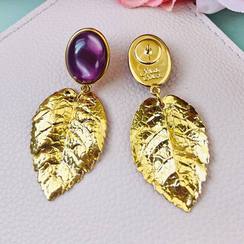 SchwesterSchwester Amethystfarbene Ohrstecker mit goldenem Blatt von AmuseToi Sonderangebote