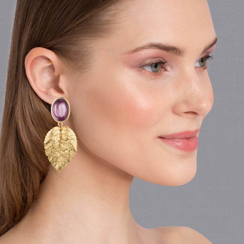 SchwesterSchwester Amethystfarbene Ohrstecker mit goldenem Blatt von AmuseToi Sonderangebote