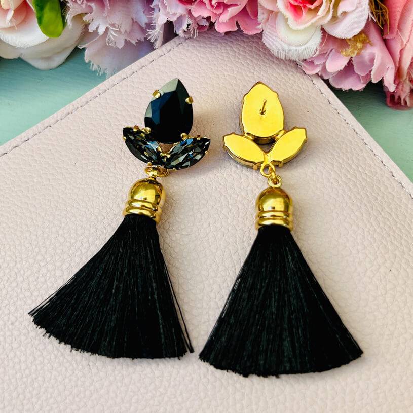 SchwesterSchwester Glitzernde Ohrstecker in Schwarz mit edler Quaste von AmuseToi Riesige Ersparnisse