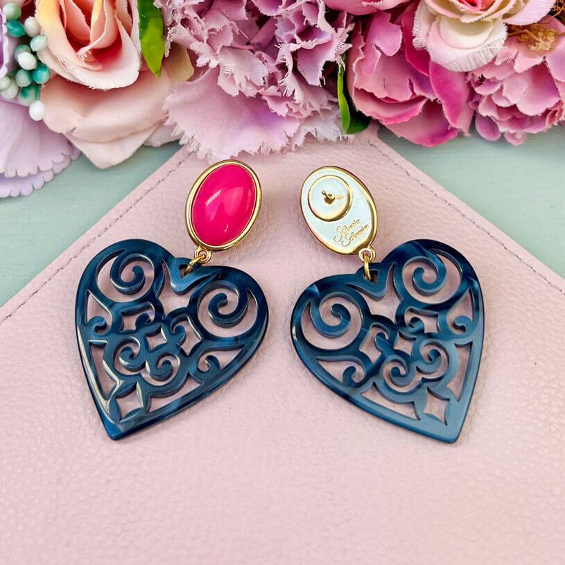 SchwesterSchwester Schöne Herz-Ohrringe mit pinken Ohrsteckern und Herz-Ornamenten in Dunkelblau von AmuseToi Wochenangebot