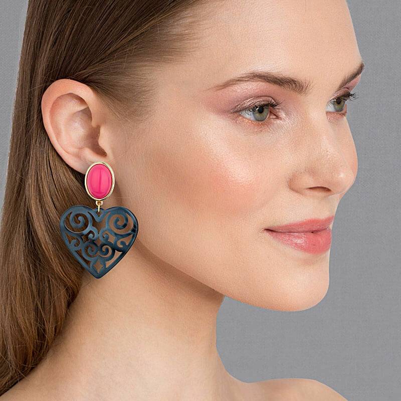 SchwesterSchwester Schöne Herz-Ohrringe mit pinken Ohrsteckern und Herz-Ornamenten in Dunkelblau von AmuseToi Wochenangebot