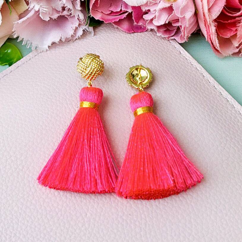 SchwesterSchwester Vergoldete Knoten-Ohrstecker mit neonpinker Quaste JETZT KAUFEN