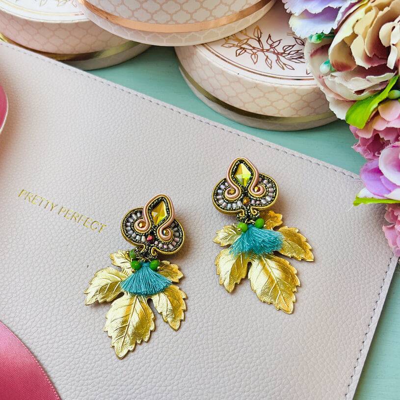 SchwesterSchwester Rosafarbene Soutache-Ohrstecker kleinen hellblauen Quasten und goldenen Blättern Bis zu 50% Rabatt