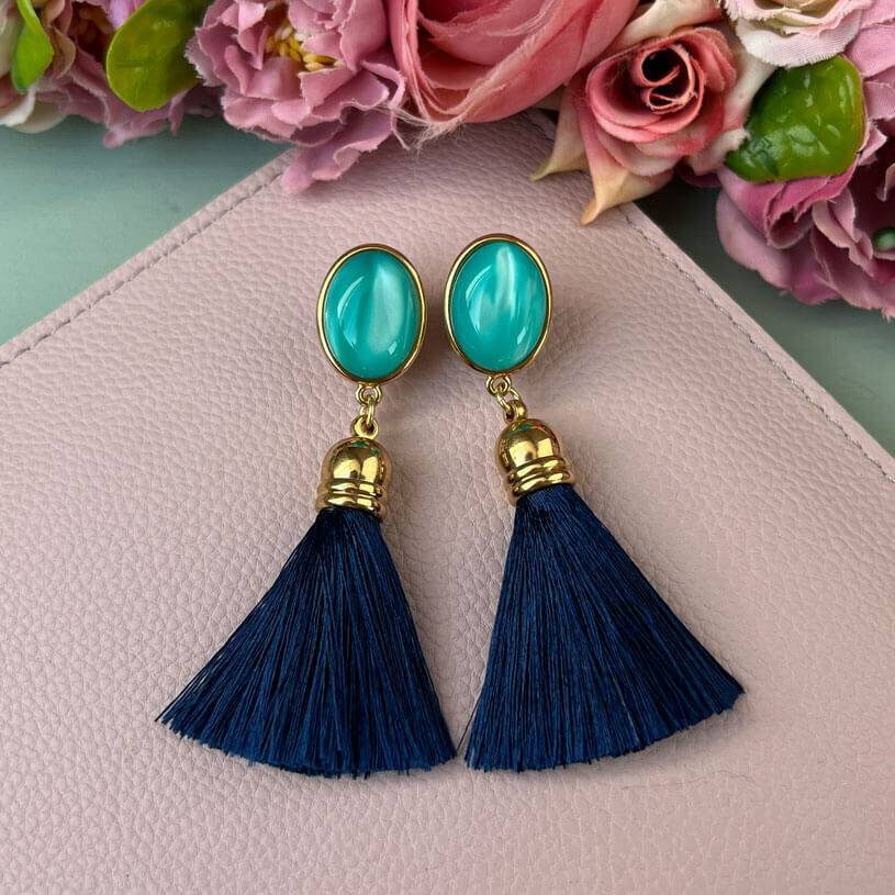 SchwesterSchwester Vergoldete Ohrstecker in Türkis mit Quaste in Marineblau von AmuseToi Black Friday Preise
