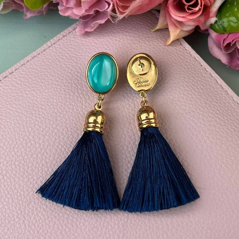 SchwesterSchwester Vergoldete Ohrstecker in Türkis mit Quaste in Marineblau von AmuseToi Black Friday Preise