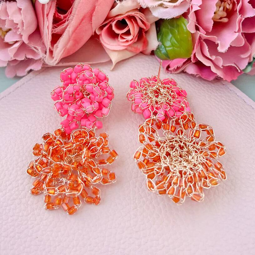 SchwesterSchwester Bunte Perlen-Ohrringe aus zwei Blüten in leuchtendem Pink und Orange Auslauf