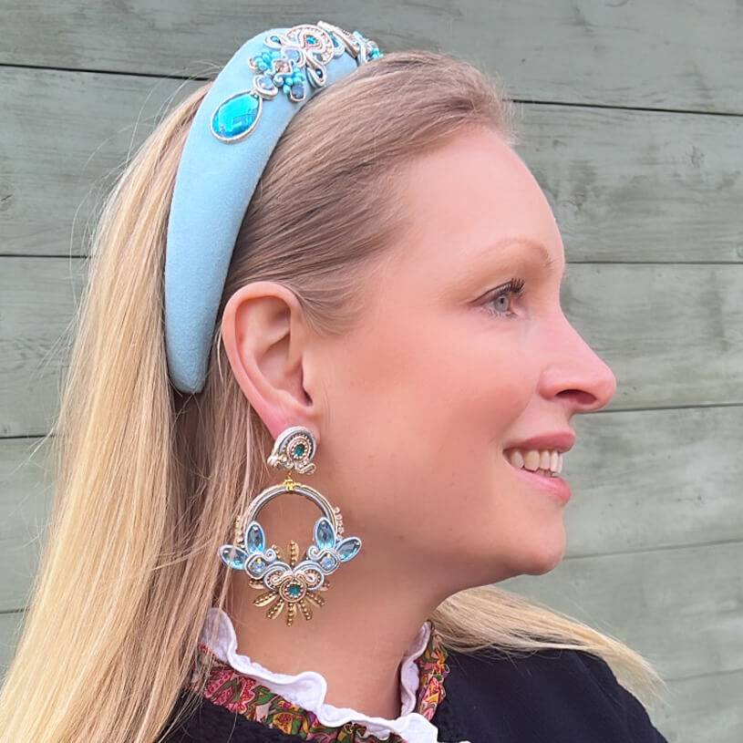 SchwesterSchwester Filigrane Soutache-Ohrringe in zarten Hellblautönen mit Gold Verkauf