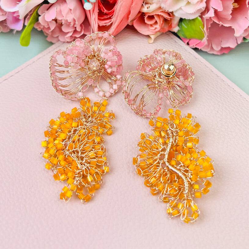 SchwesterSchwester Bunte florale Ohrringe aus Perlen in Pink und Orange Kostenloser Versand