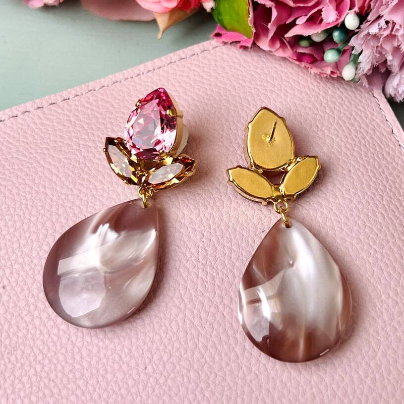 SchwesterSchwester Funkelnde Ohrstecker in Rosa mit großem Tropfen in Beige Fabrik Onlineshop