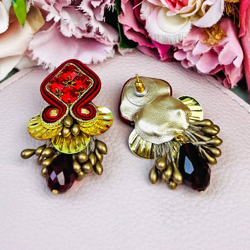SchwesterSchwester Schöne festliche Soutache-Ohrringe in Rot und Gold mit dunkelrotem Tropfen Rabatt