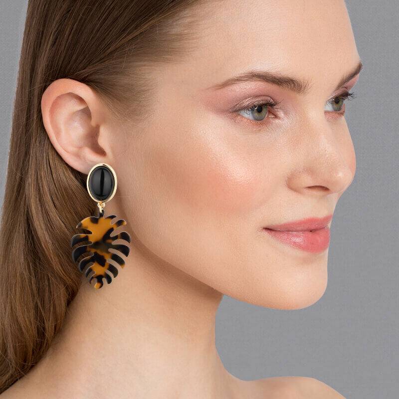 SchwesterSchwester Schwarze Ohrstecker mit schildpattfarbenem Monstera-Blatt von AmuseToi Black Friday