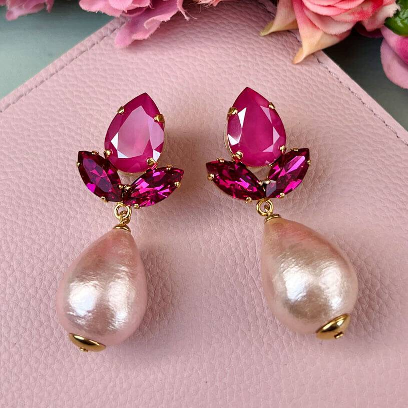 SchwesterSchwester Funkelnde Ohrstecker in Pink mit federleichten Baumwolltropfen von AmuseToi Blitzangebot