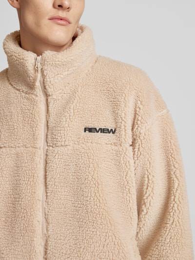 Peek & Cloppenburg REVIEWFleecejacke mit Label-Detail in ecru Begrenztes Angebot