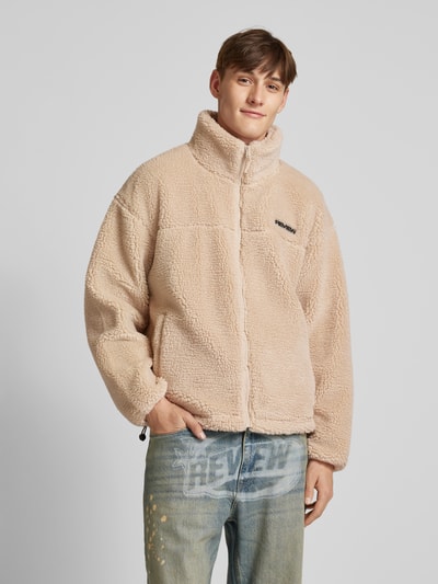 Peek & Cloppenburg REVIEWFleecejacke mit Label-Detail in ecru Begrenztes Angebot