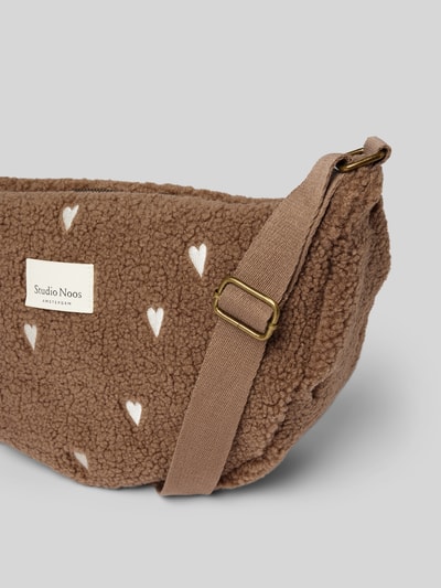 Peek & Cloppenburg STUDIO NOOSUmhängetasche mit Label-Patch in taupe Letzter Tag